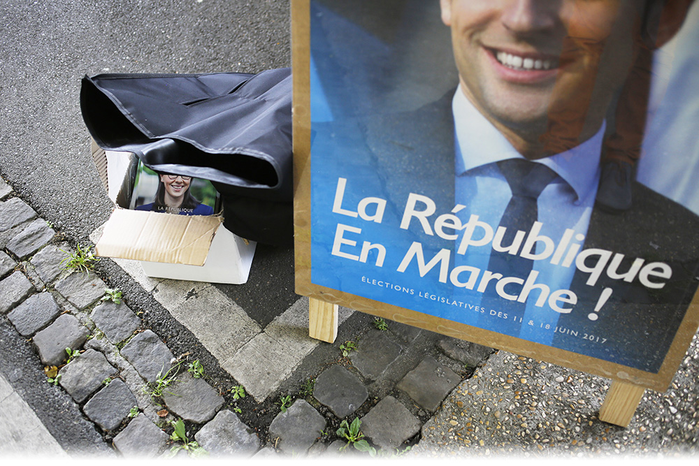 Des tracts d'Amélie de Montchalin, candidate LREM dans l'Essonne, à côté d'une affiche d'Emmanuel Macron. (© Audrey Cerdan/L'Obs)