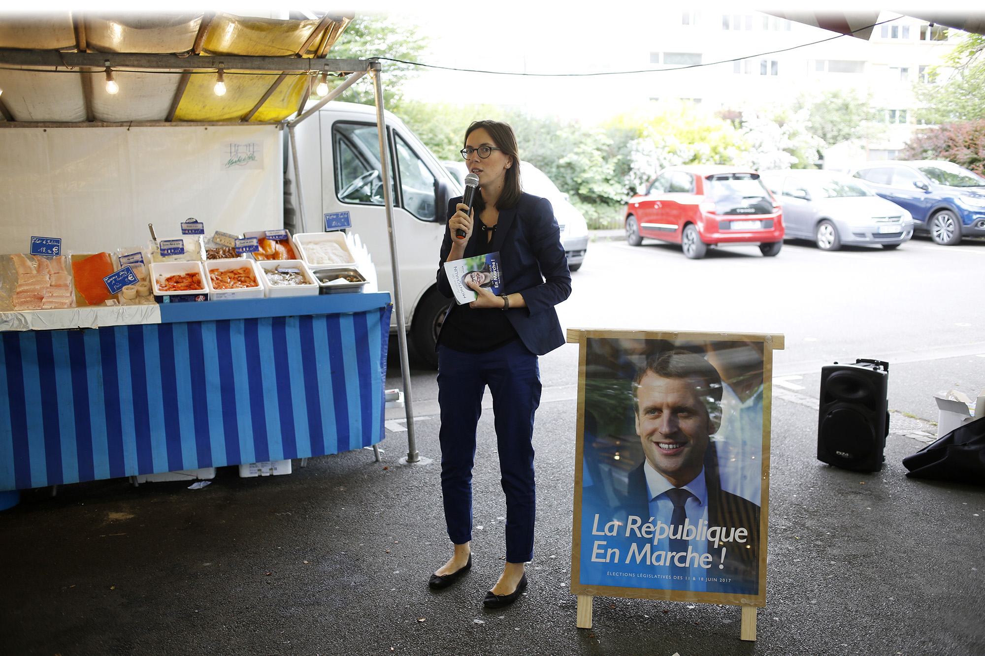 Amélie de Montchalin s'adresse au public sur un marché de Massy.